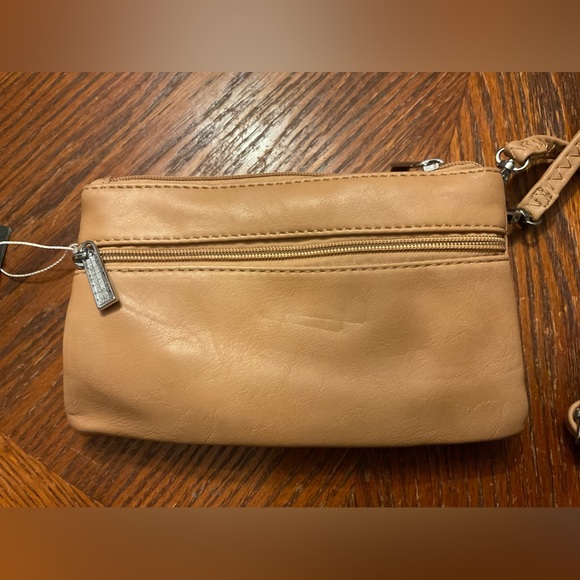 Nice Quilted Silver Hardware Wristlet Detachable Adjustable Strap Bag! - Picture 9 of 16